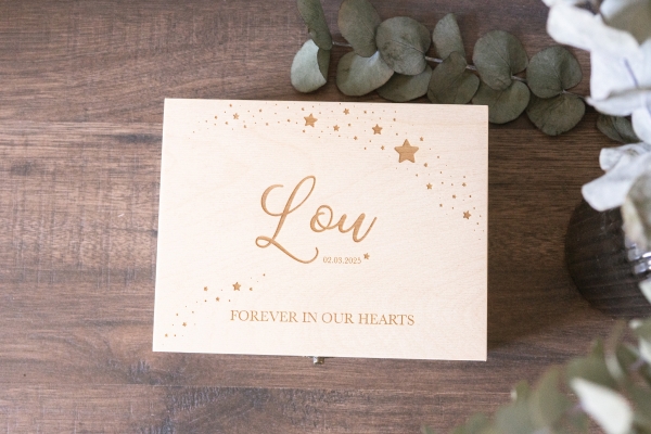 Klappdeckel mit Scharnier und Verschluss, Gravur mit vielen Sterne, Name, Datum und Spruch, Sternenkind